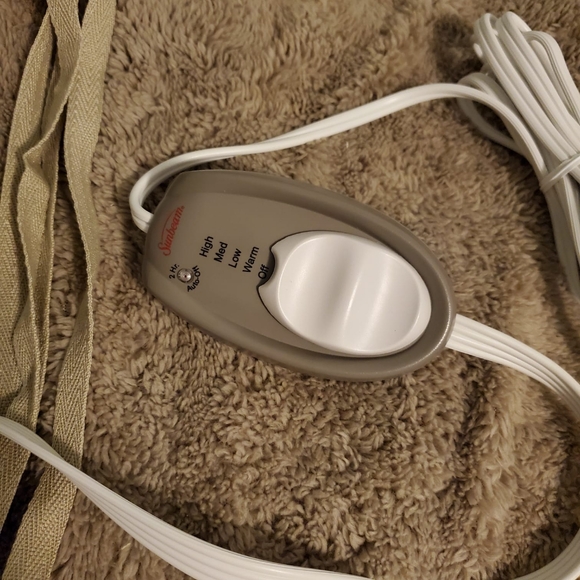 Sunbeam, Ultra Soft Heating Pad with 4 heat settings. New In Box - Picture 8 of 16